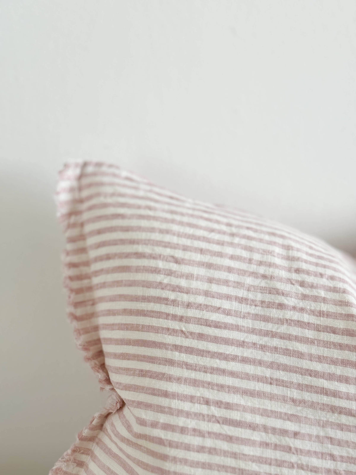 Housse de coussin en lin à franges 50 x 30 cm – Rayures rose et crème