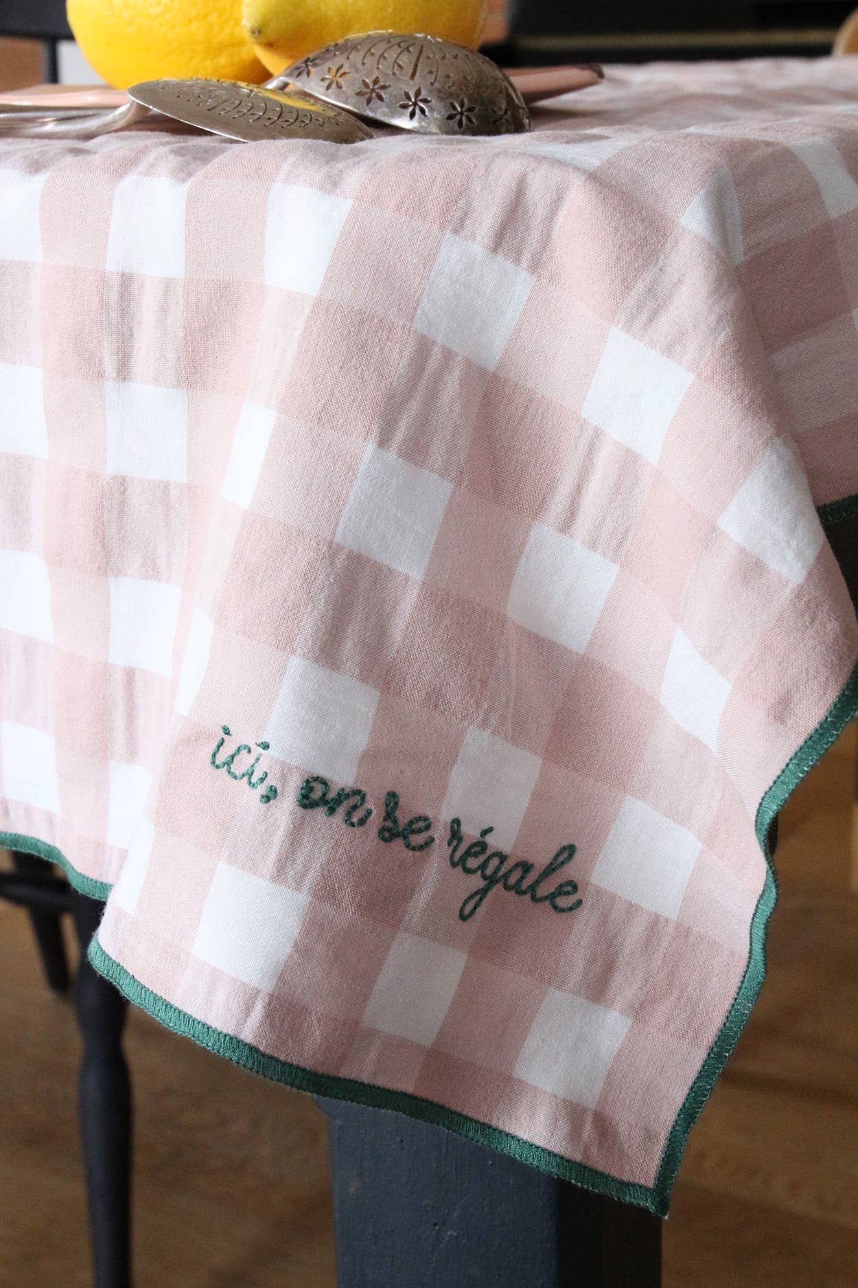 Nappe brodée vichy à carreaux format carrée
