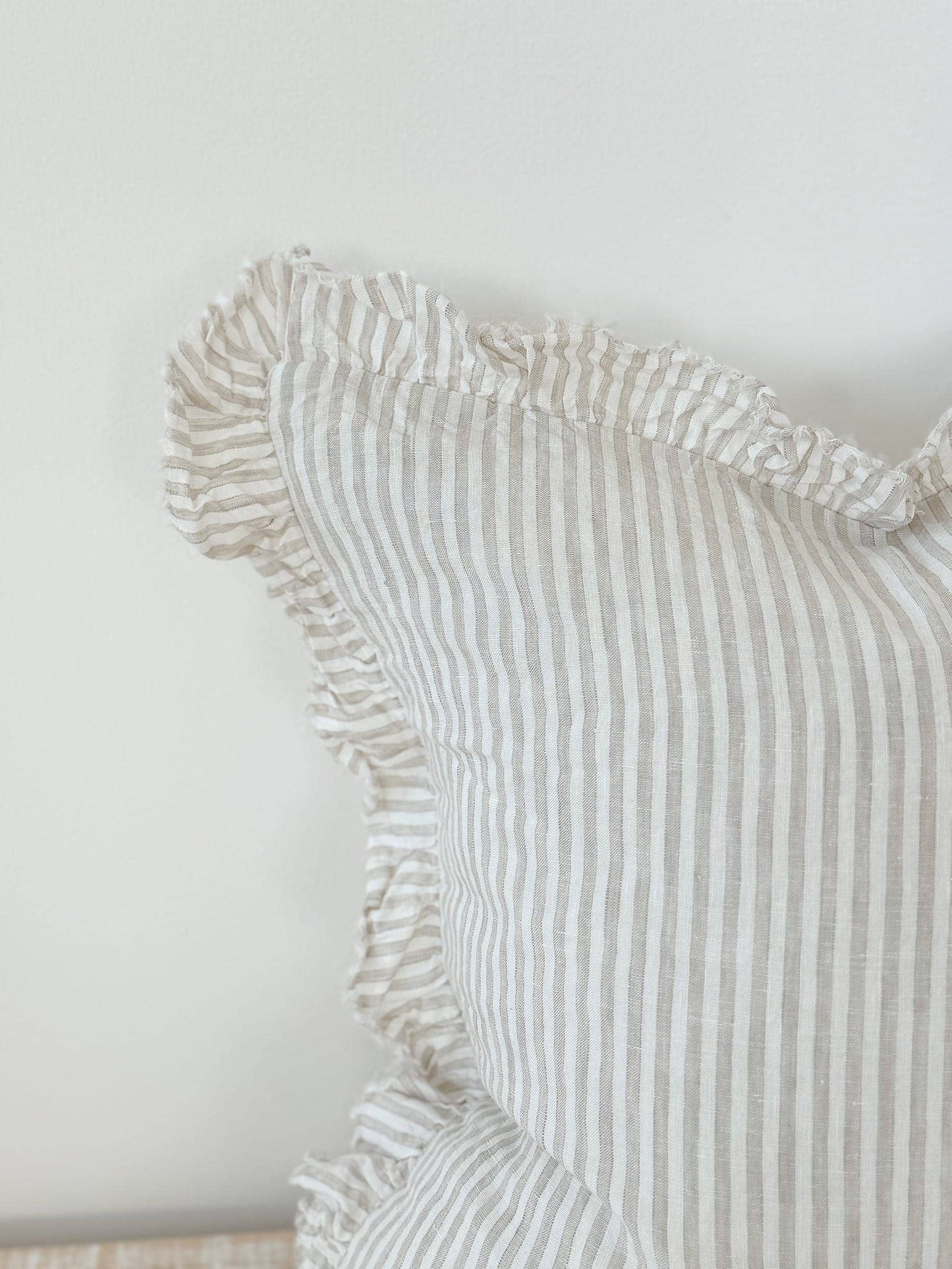 Housse de Coussin à Volants Rayée Naturelle Hallie 65x65cm