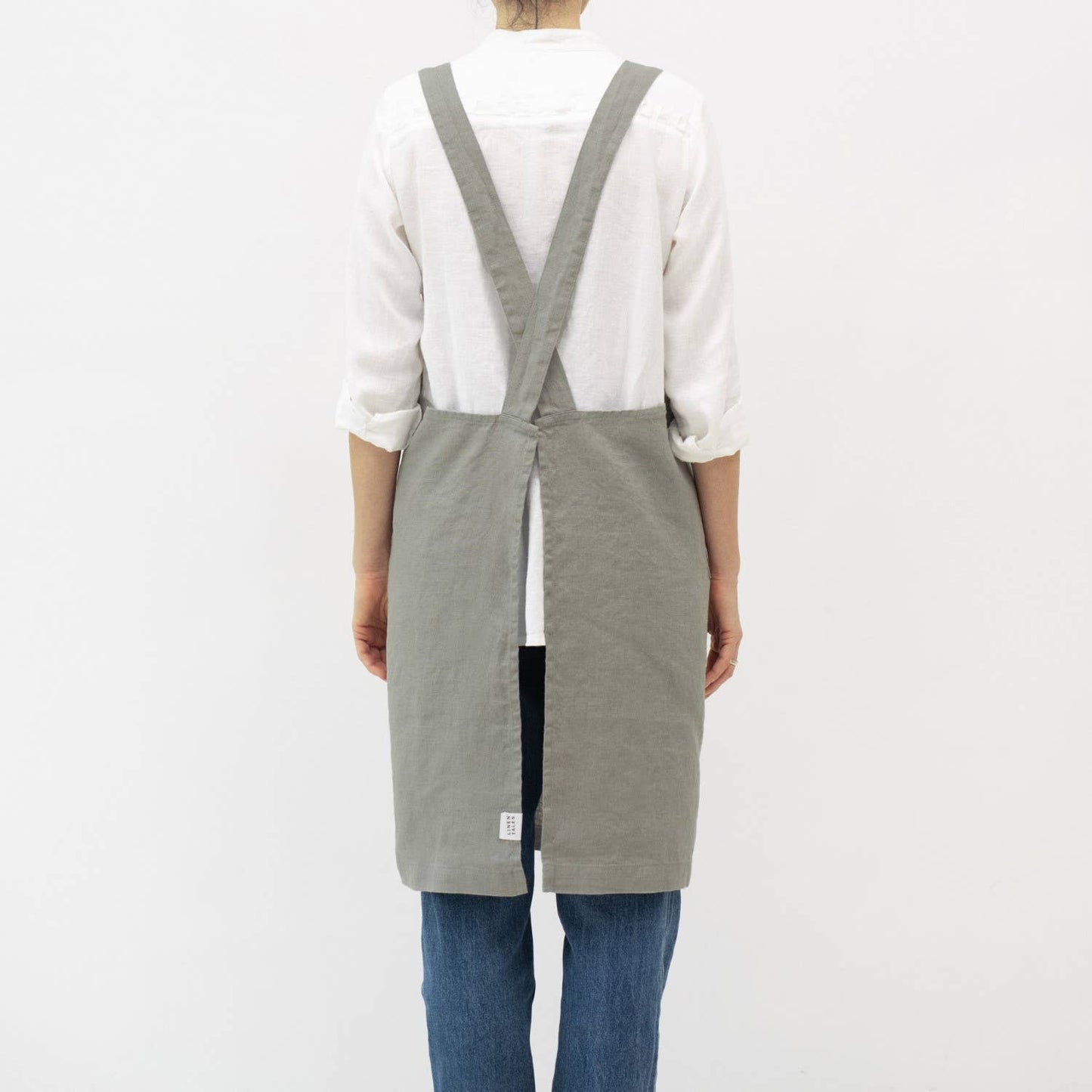 Dos du tablier croisé sans attaches, design pratique et confortable en lin lavé