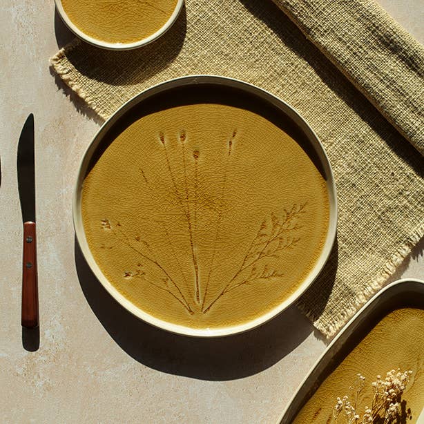 Assiette plate 26cm jaune en grès FLÉ