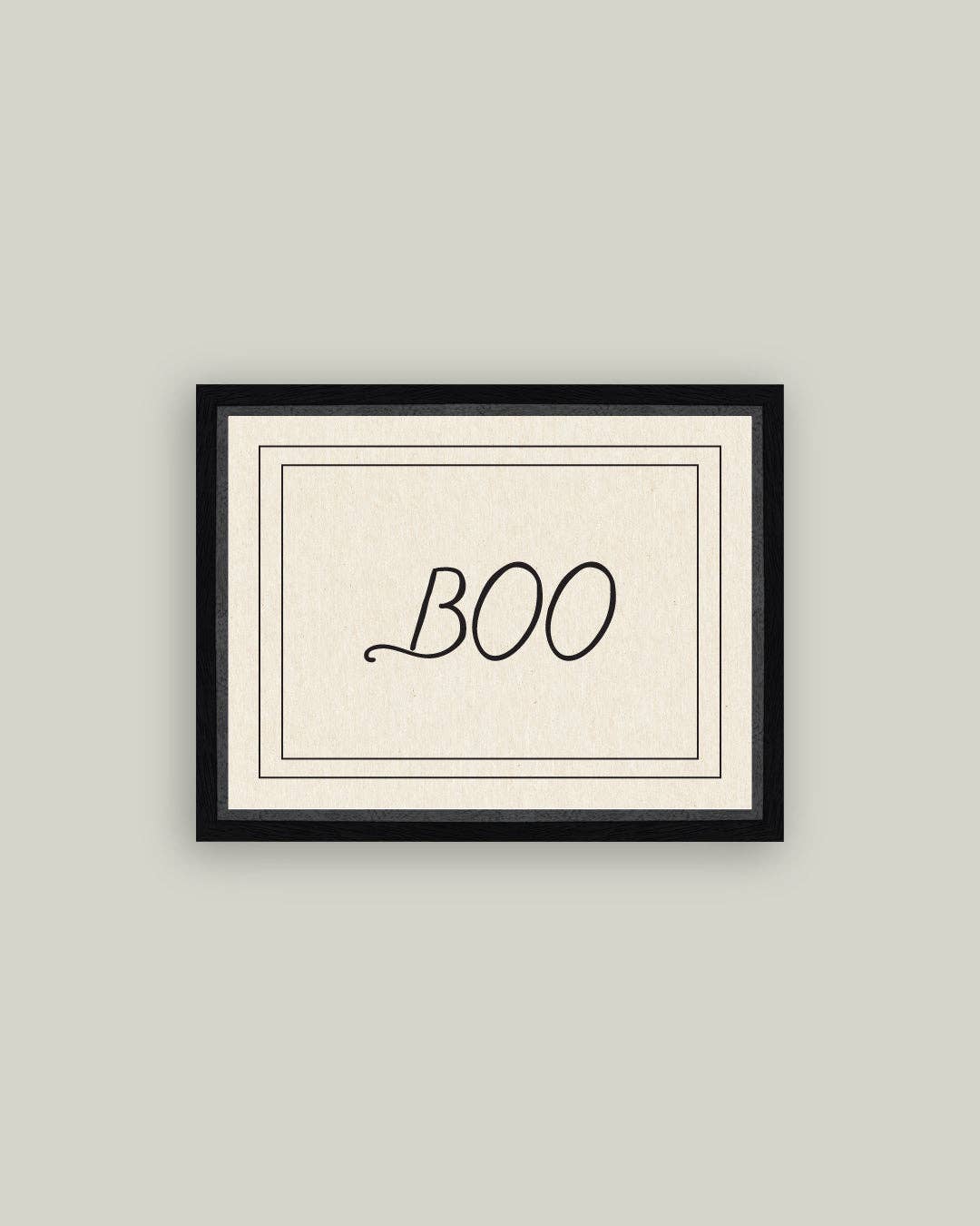 Affiche “BOO” sur toile encadrée, typographie élégante noire sur fond crème, décoration murale Halloween chic Madame Beaumont.