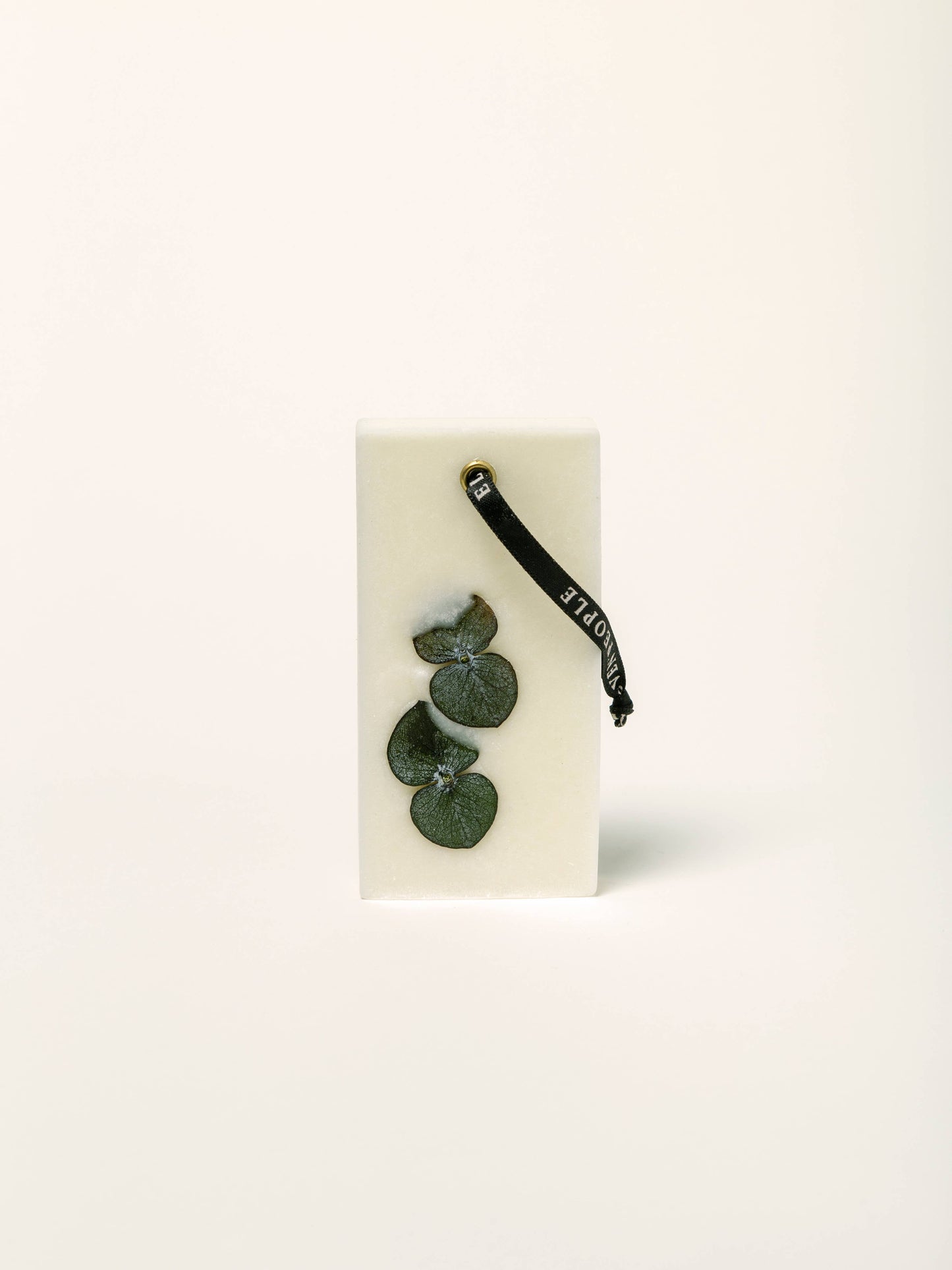 Désodorisant solide Atlantique en cire de soja parfumée au sel de mer, jasmin et bois de cèdre, fait main avec ruban coton noir
