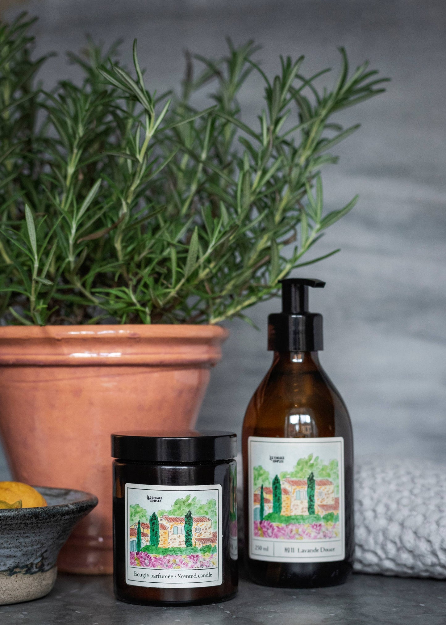 Bougie à la cire de soja parfumée de taille moyenne « Lavender Fields »