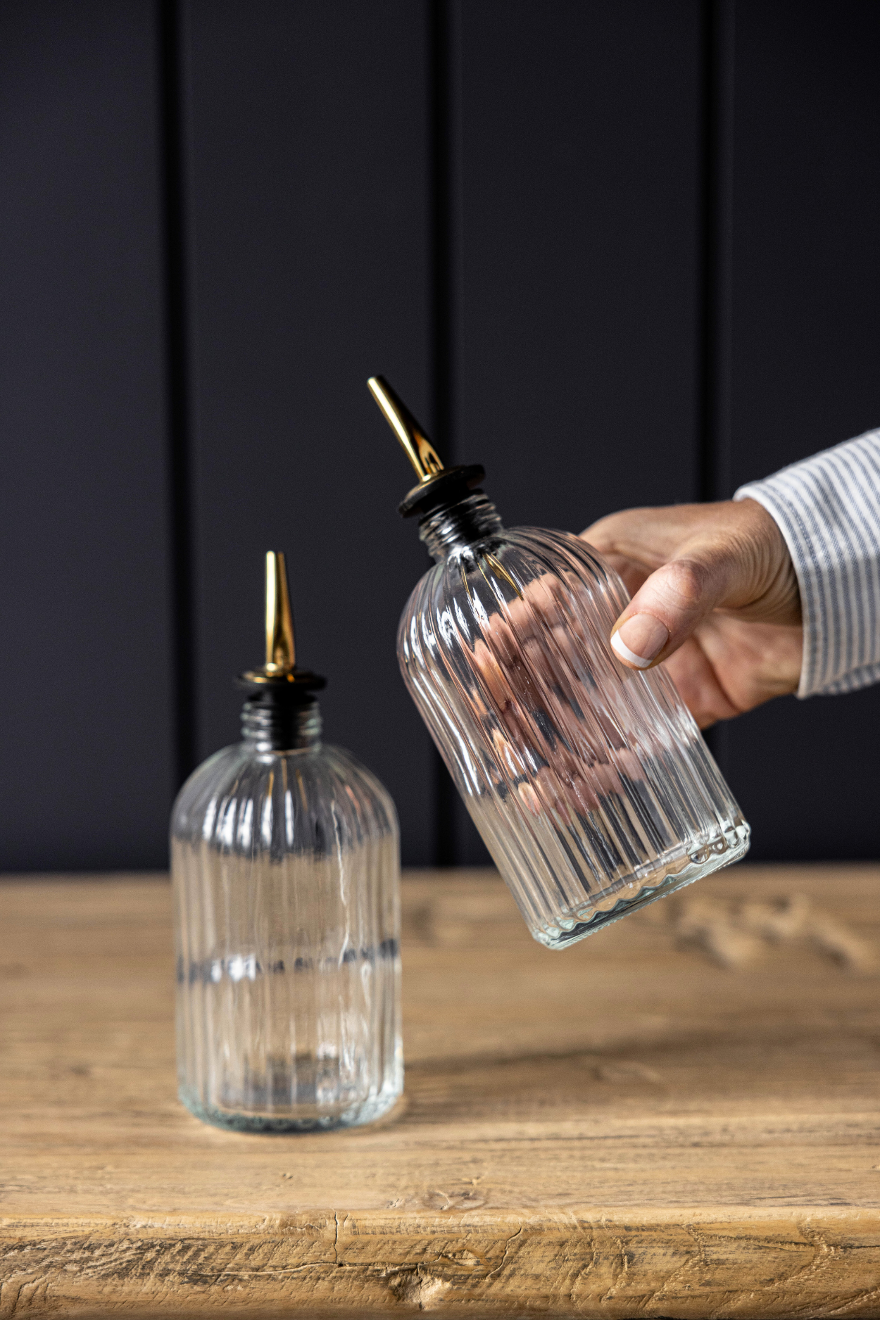 Duo de bouteilles à huile et vinaigre en verre strié avec bec doré