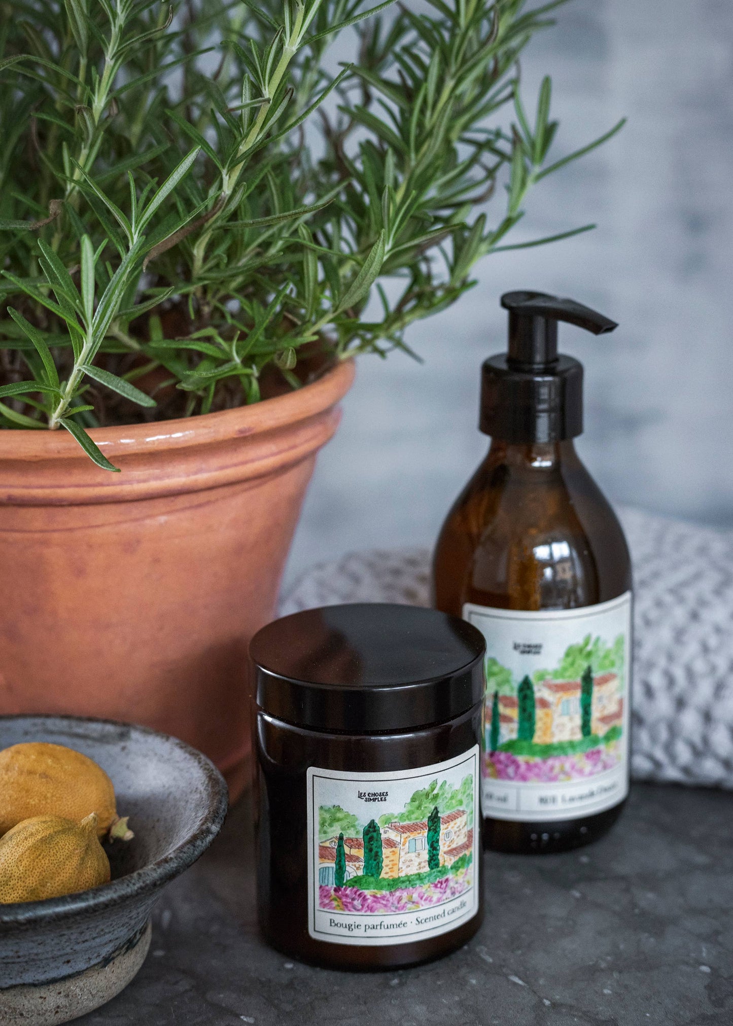 Bougie à la cire de soja parfumée de taille moyenne « Lavender Fields »