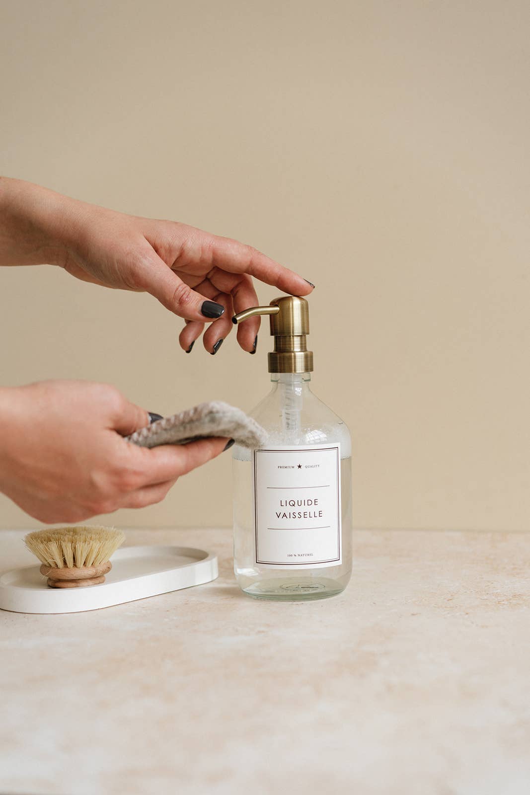 Flacon réutilisable en verre, pompe inox, avec main prenant du savon