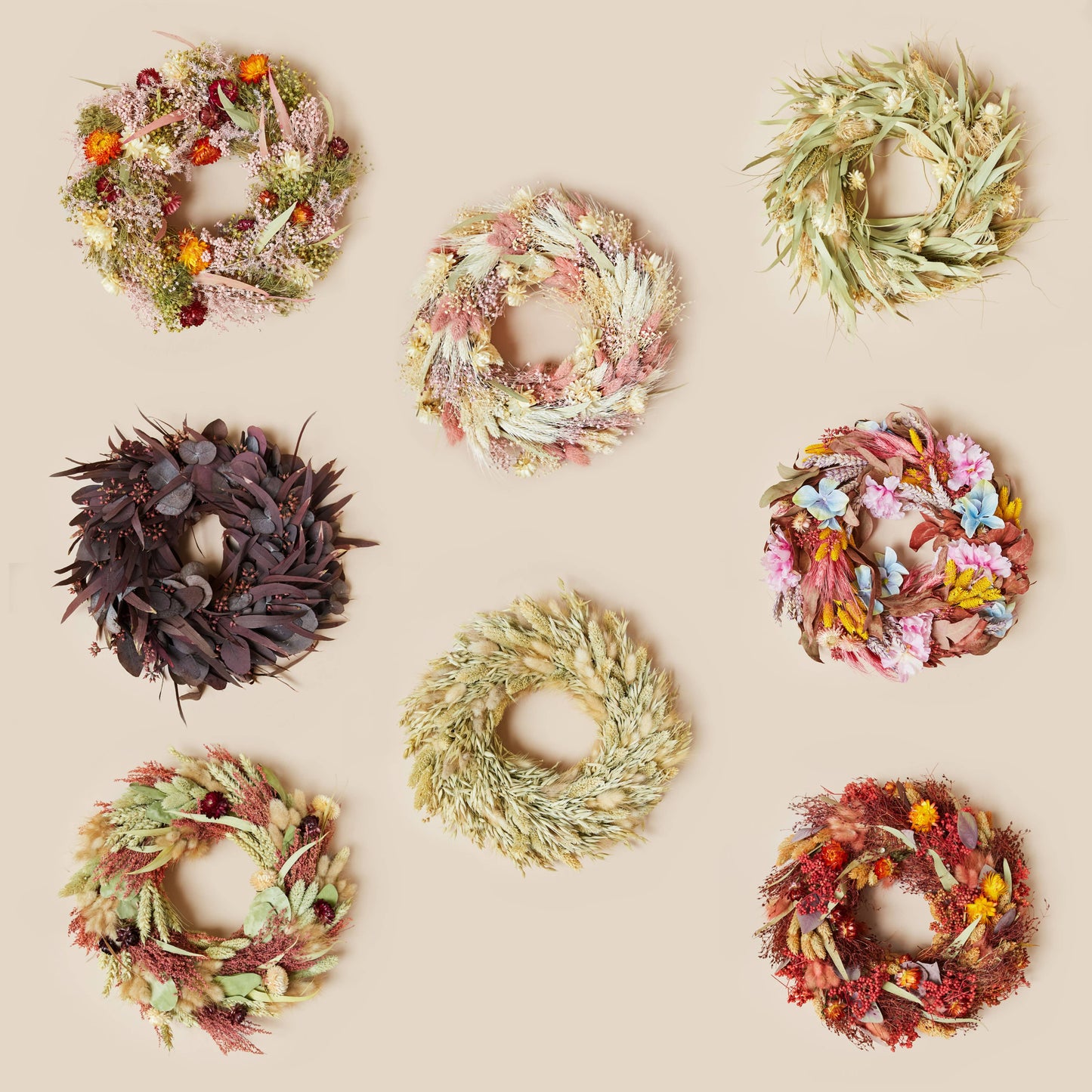 huit modèles de couronnes de fleurs séchées