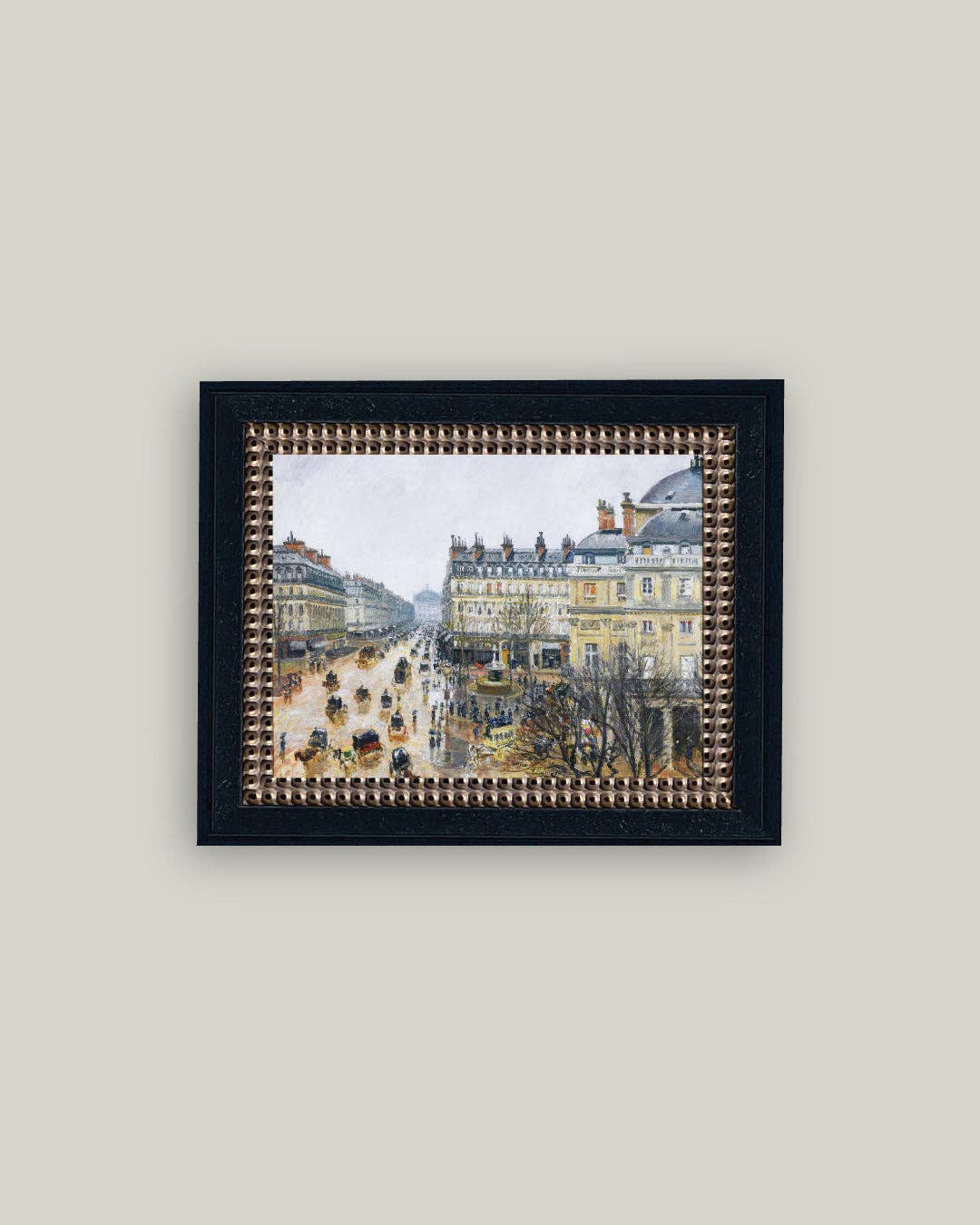 Reproduction d’art Place du Théâtre Français à Paris d’après Camille Pissarro, toile encadrée noire sculptée, format 25×20 cm, vue parisienne poétique Madame Beaumont.