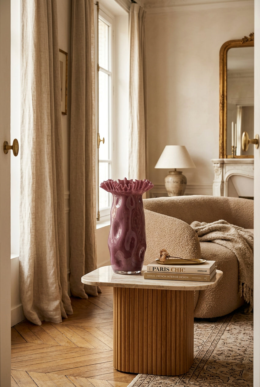 vase sima, violet et ondulé, dans un salon chic parisien