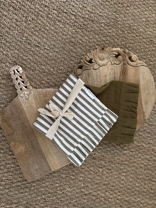 Planche en bois avec poignée sculptée