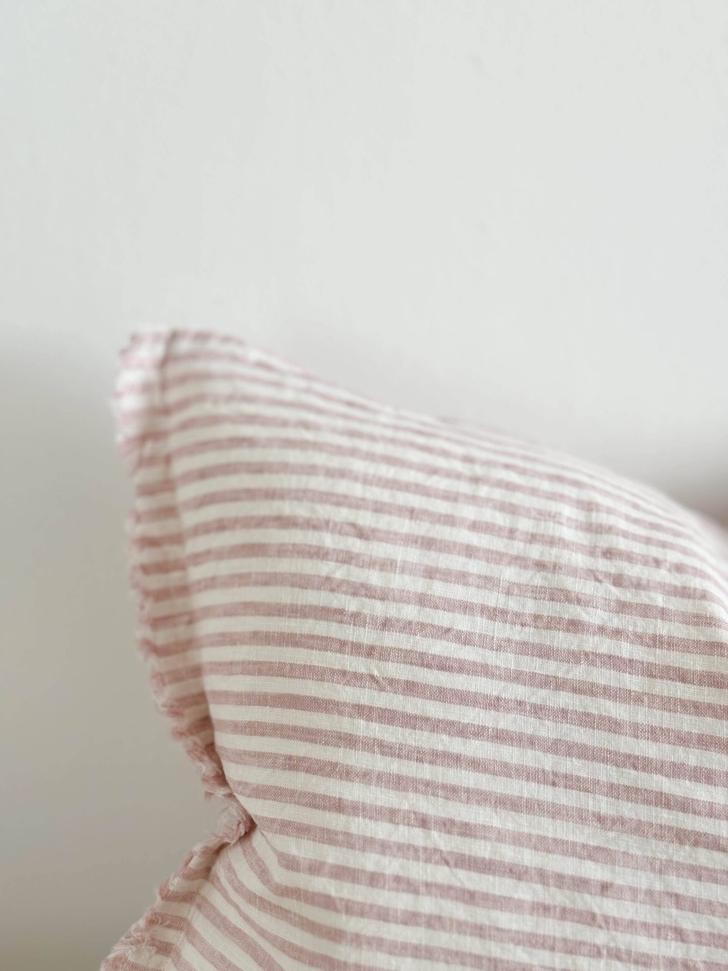 Housse de coussin en lin à franges 50 x 30 cm – Rayures rose et crème