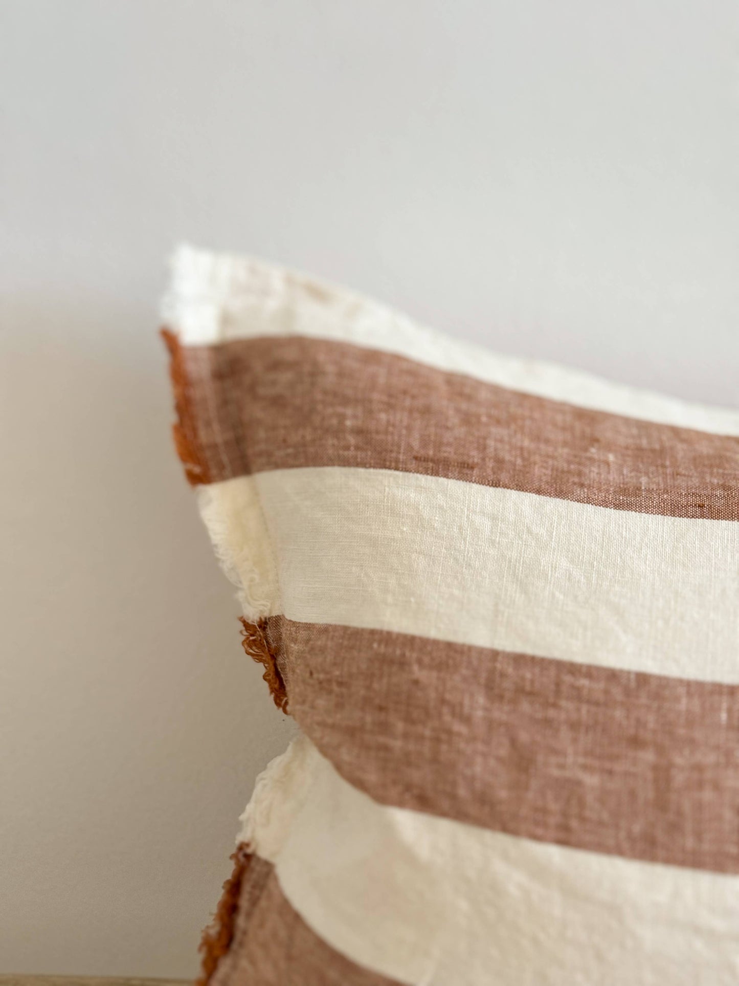 Coussin larges rayures en lin crème et rouille | 50 × 30 cm