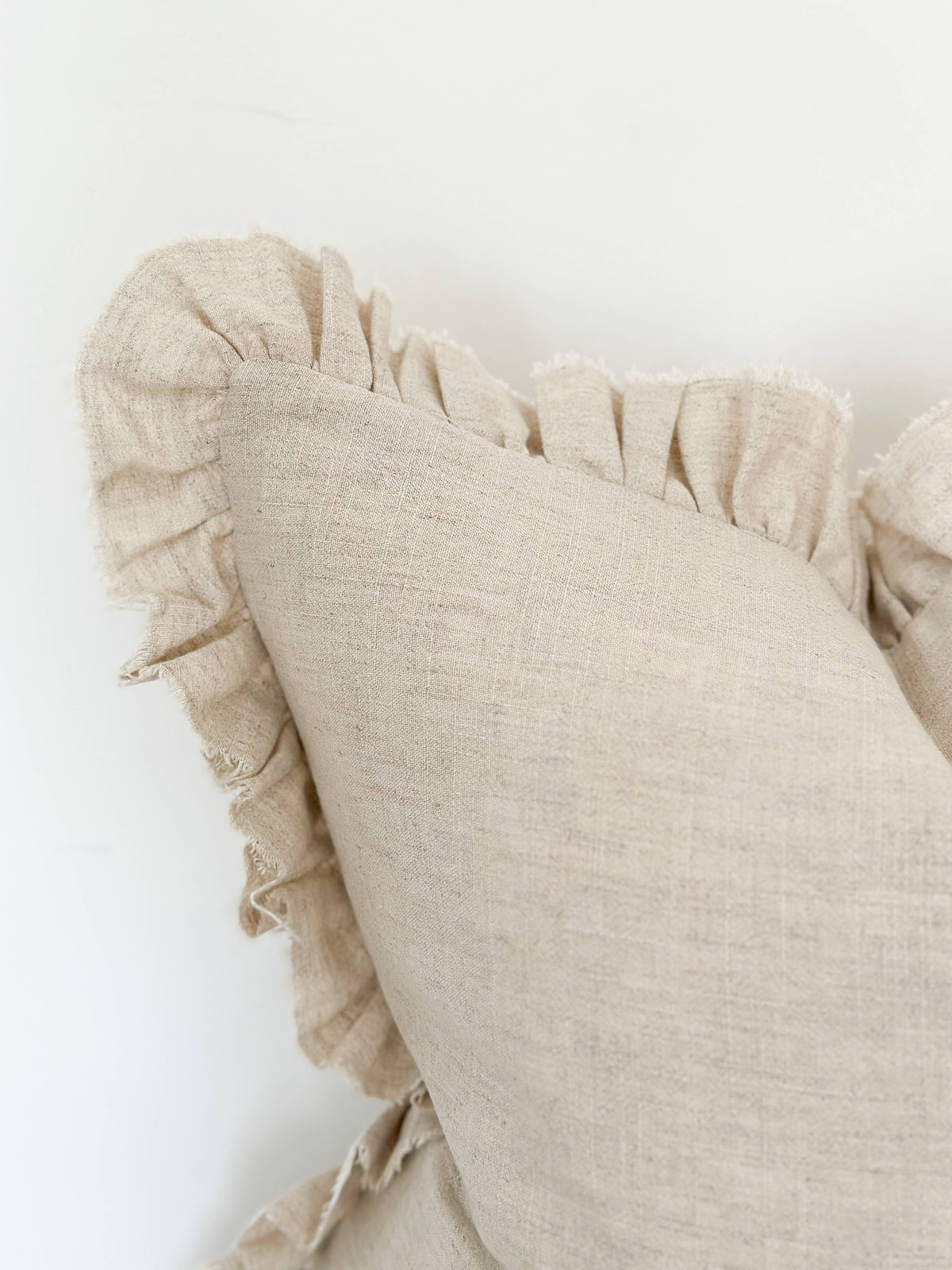 Housse de coussin en lin à volants Grace — Sable