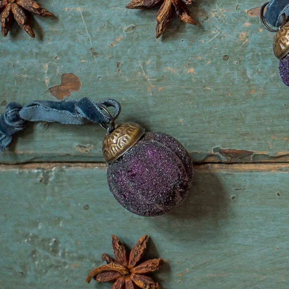 Petite boule de Noël en verre et velours – 2,5 cm