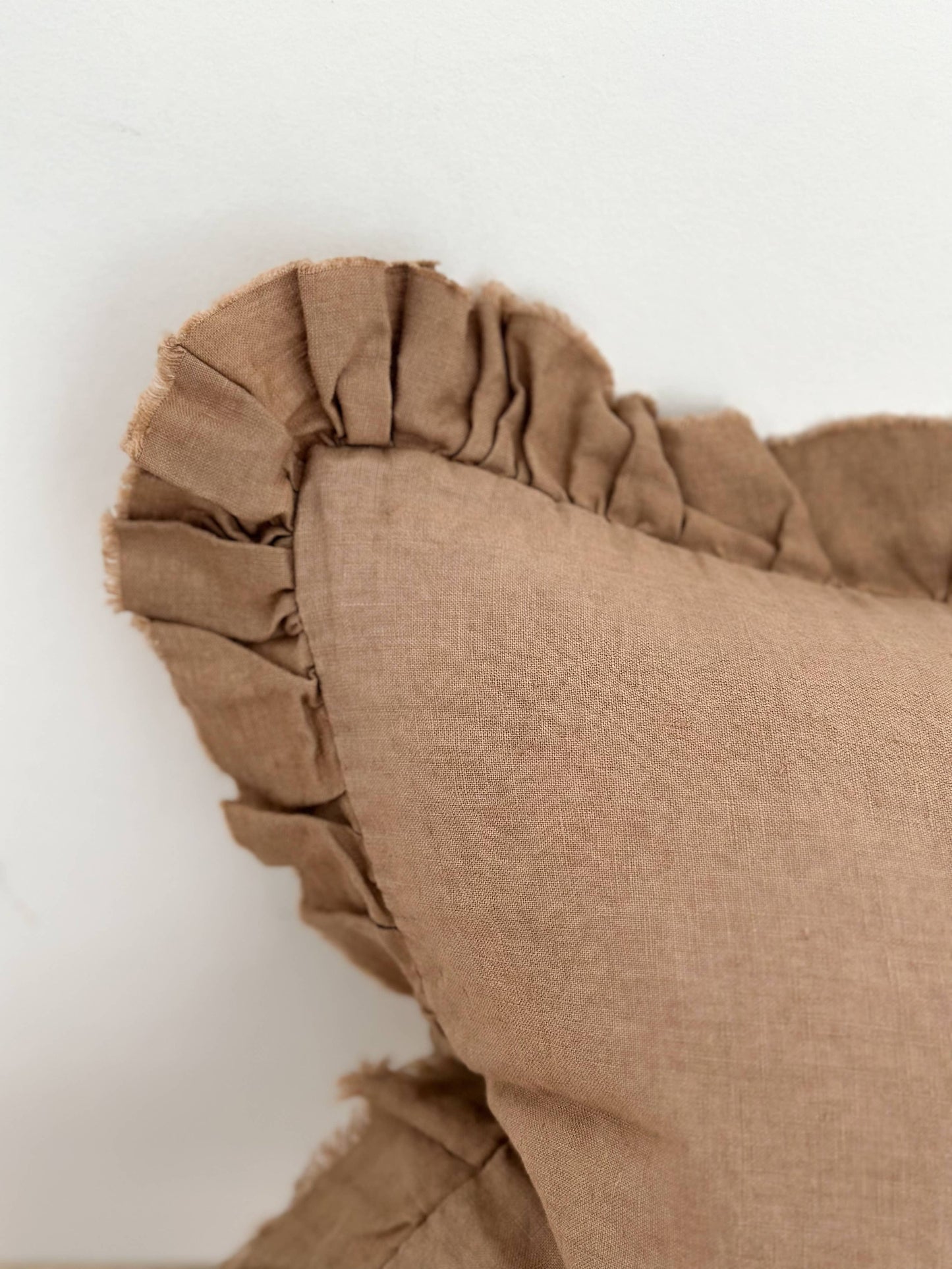 Housse de coussin en lin caramel à volants | 50 × 30 cm