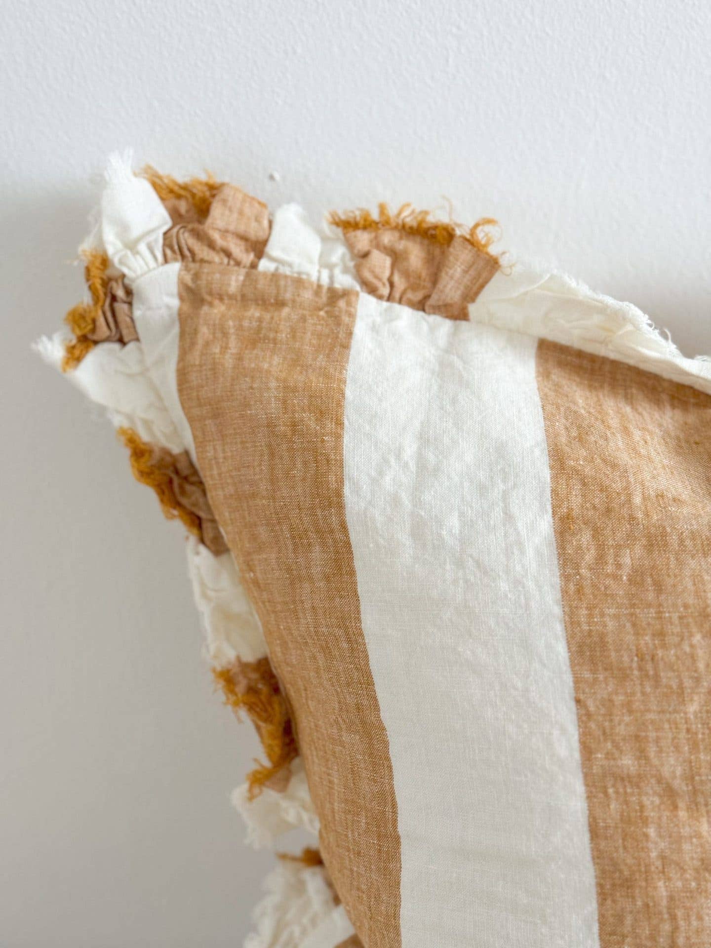 Housse de coussin en lin à volants – Large rayure moutarde