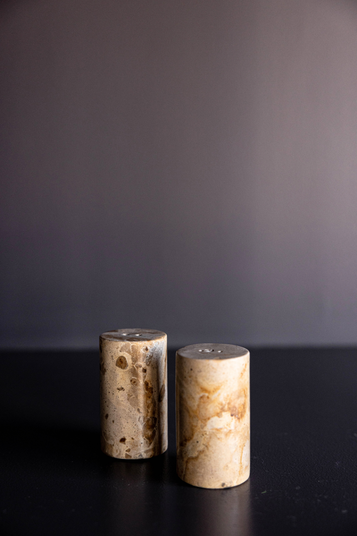 Salières et poivrières en chocolat et marbre