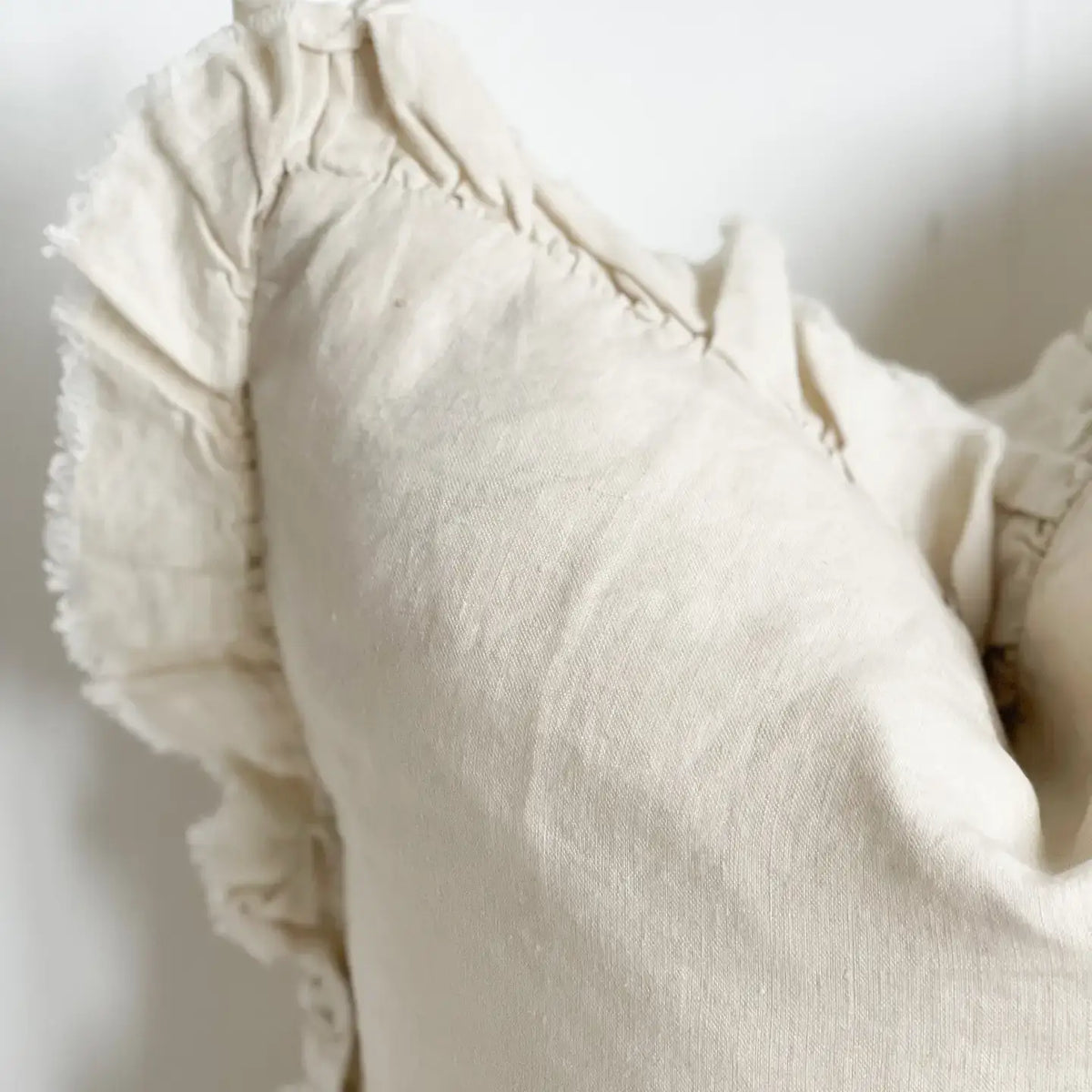 Housse de coussin en lin crème à volants | 65 × 65 cm