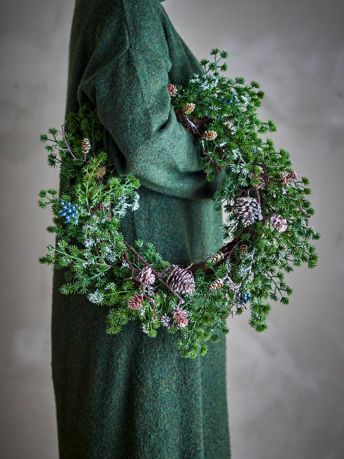 Couronne de Noël en cèdre et pommes de pin – 50 cm