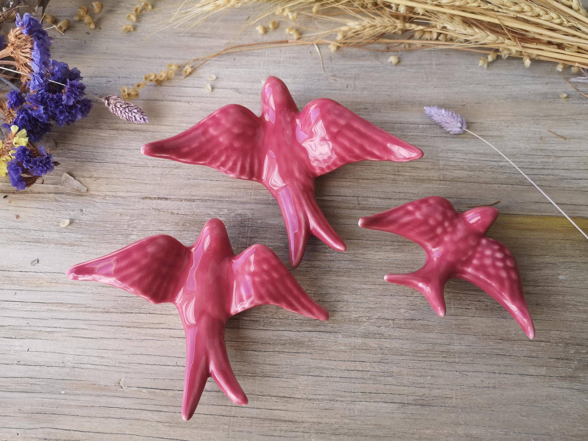 Ensemble de 3 hirondelles portugaises en céramique roses framboise
