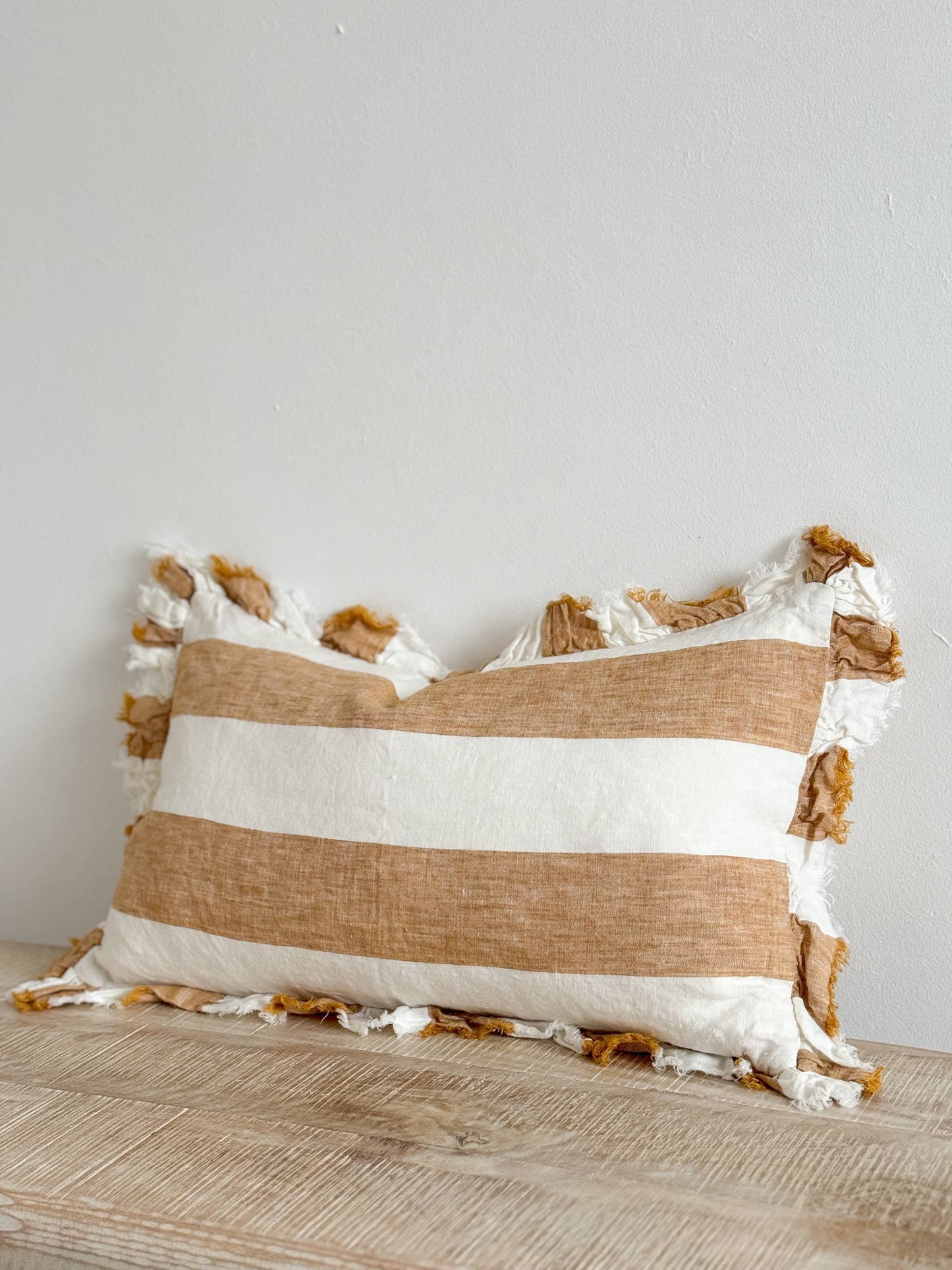 Housse de coussin en lin à volants – Large rayure moutarde