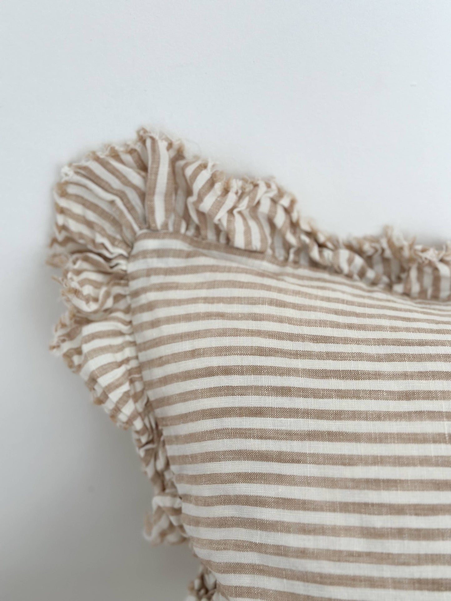 Housse de coussin en lin à volants Hallie 50x30 — Rayure marron clair