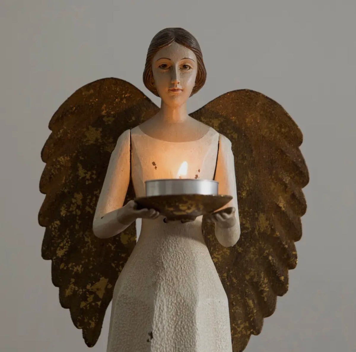 ange femme tenant une bougie, en metal et bois