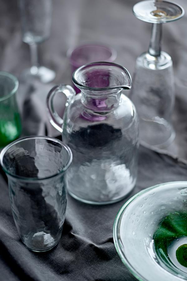 carafe asha en verre recyclé, posé sur une table avec des verres