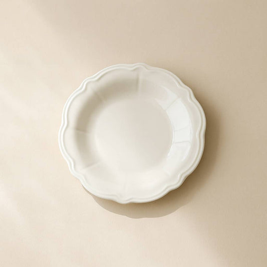 Assiette à dessert Charlotte en céramique blanche, bord ondulé, style campagne chic Madame Beaumont.