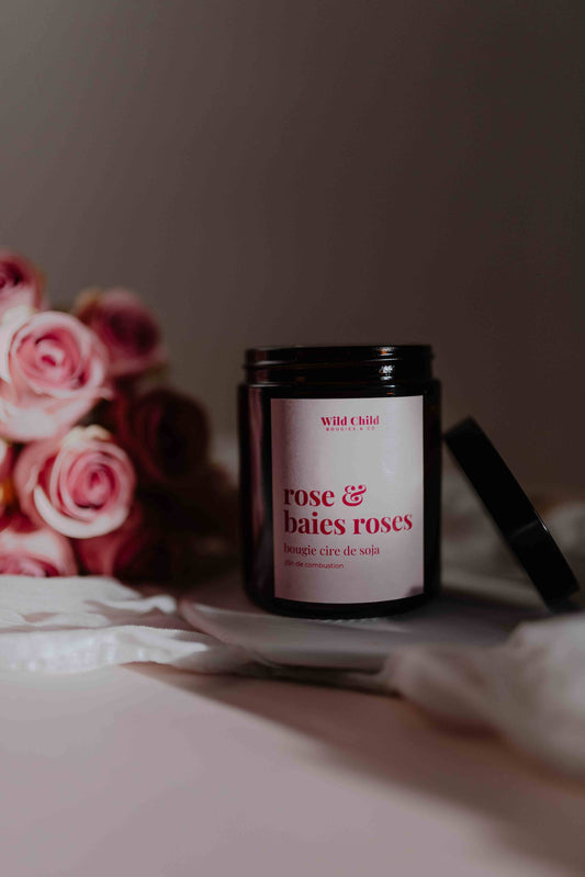 bougie parfumée rose et fruits rouges en verre ambré avec couvercle noir