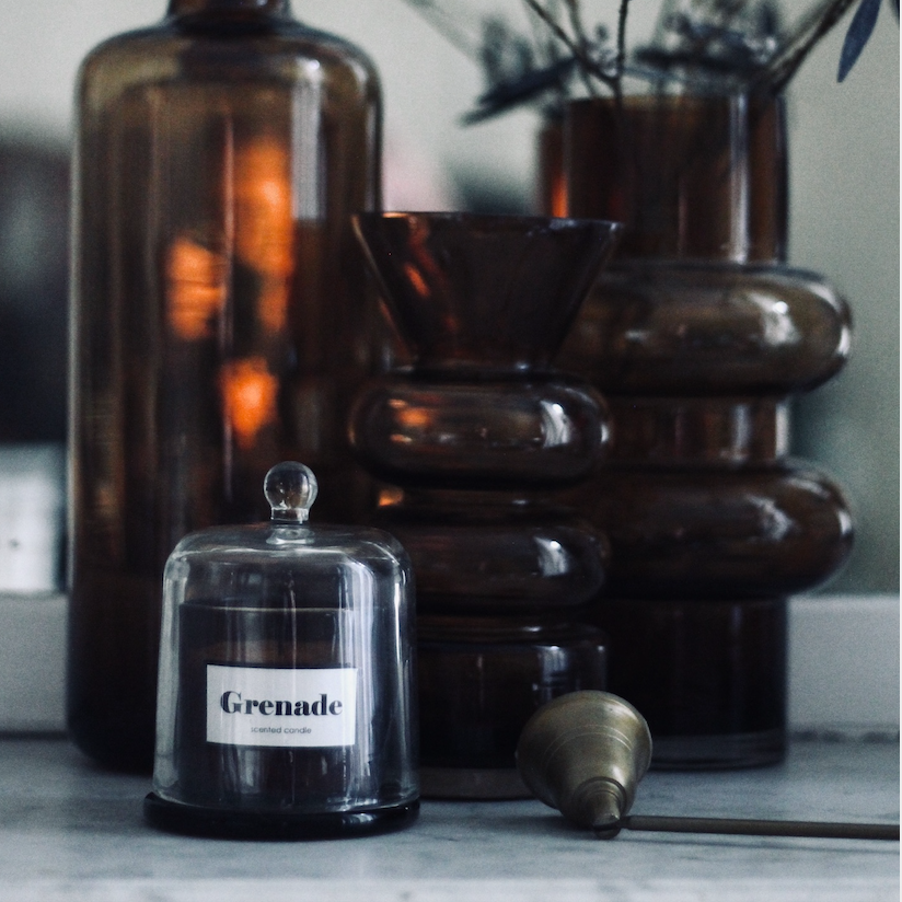 bougie en verre ambré avec parfum grenade acidulée et cloche décorative