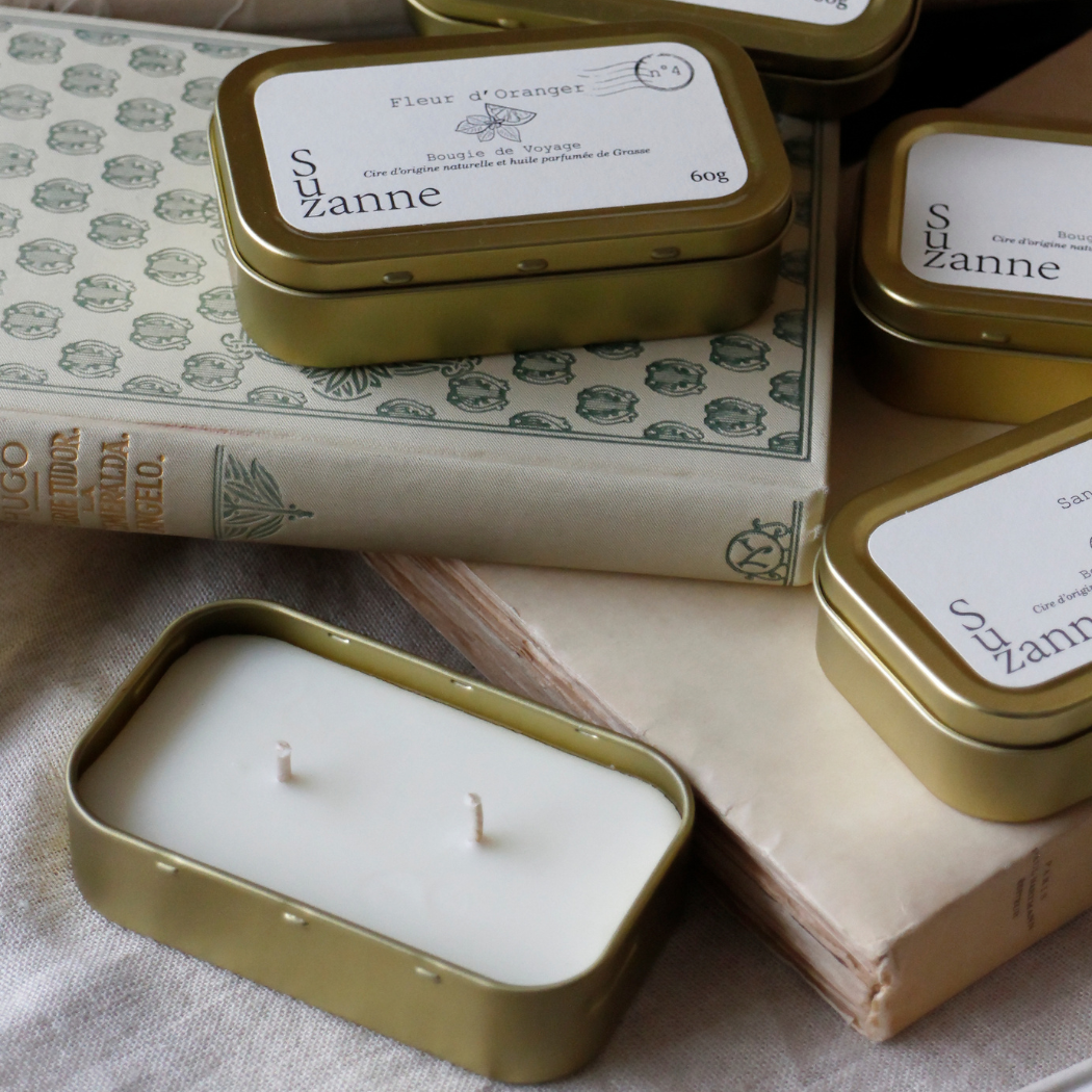 plusieurs boîtes métalliques de bougies de voyage de suzanne