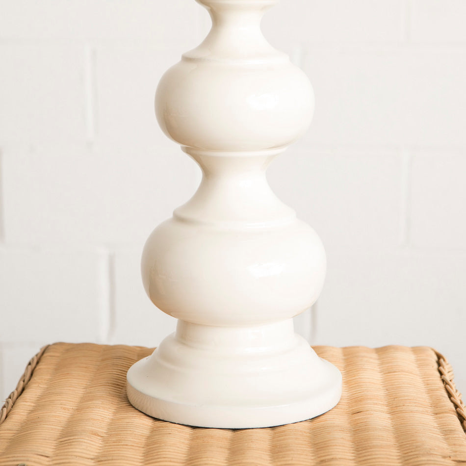 Zoom sur le pied de lampe laqué blanc