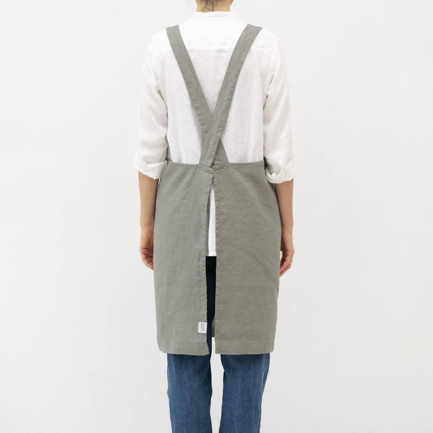 Dos du tablier croisé sans attaches, design pratique et confortable en lin lavé