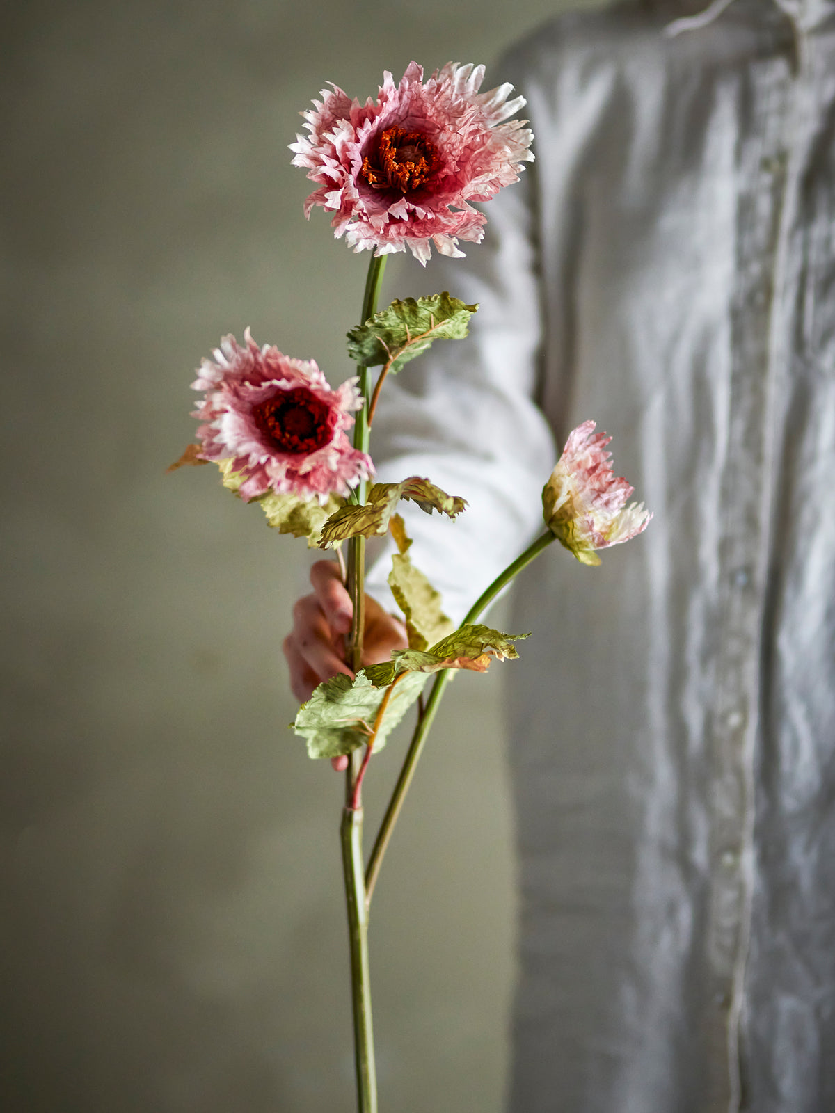 Grande tige de chrysanthème artificiel blanc de 96 cm avec trois fleurs et feuillage vert texturé