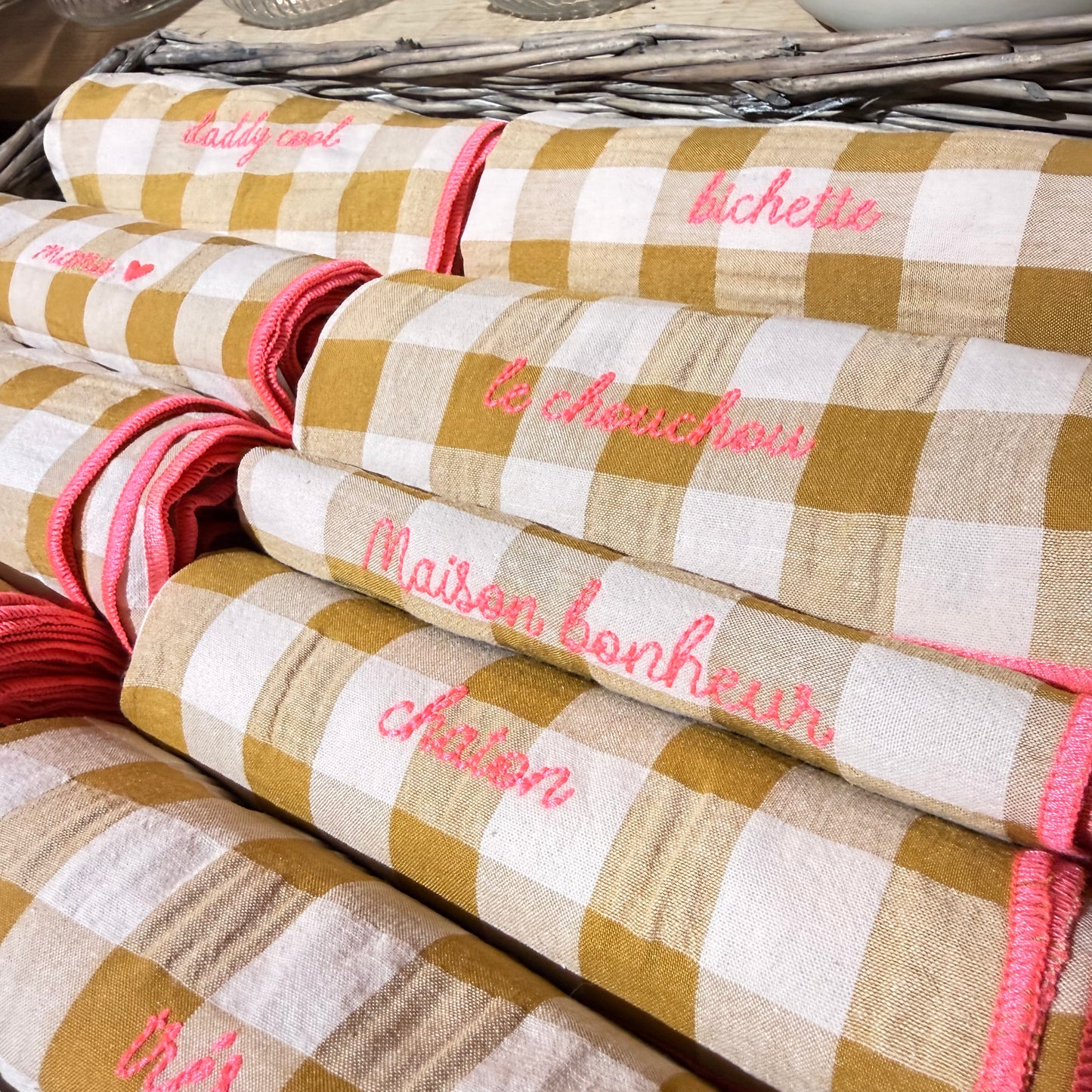 Serviettes de table à carreaux vichy et broderies - 24 modèles