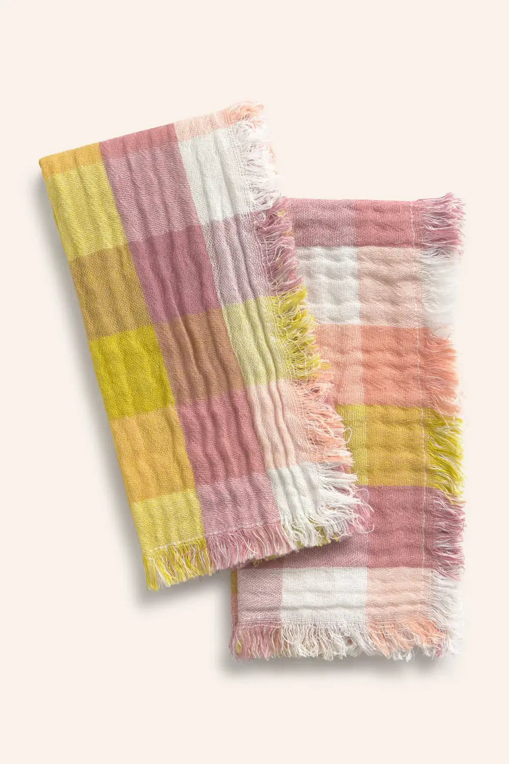 Lot de deux serviettes à carreaux colorés sur fond blanc. Couleurs rose, violet, vert, blanc