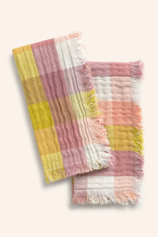 Lot de deux serviettes à carreaux colorés sur fond blanc. Couleurs rose, violet, vert, blanc