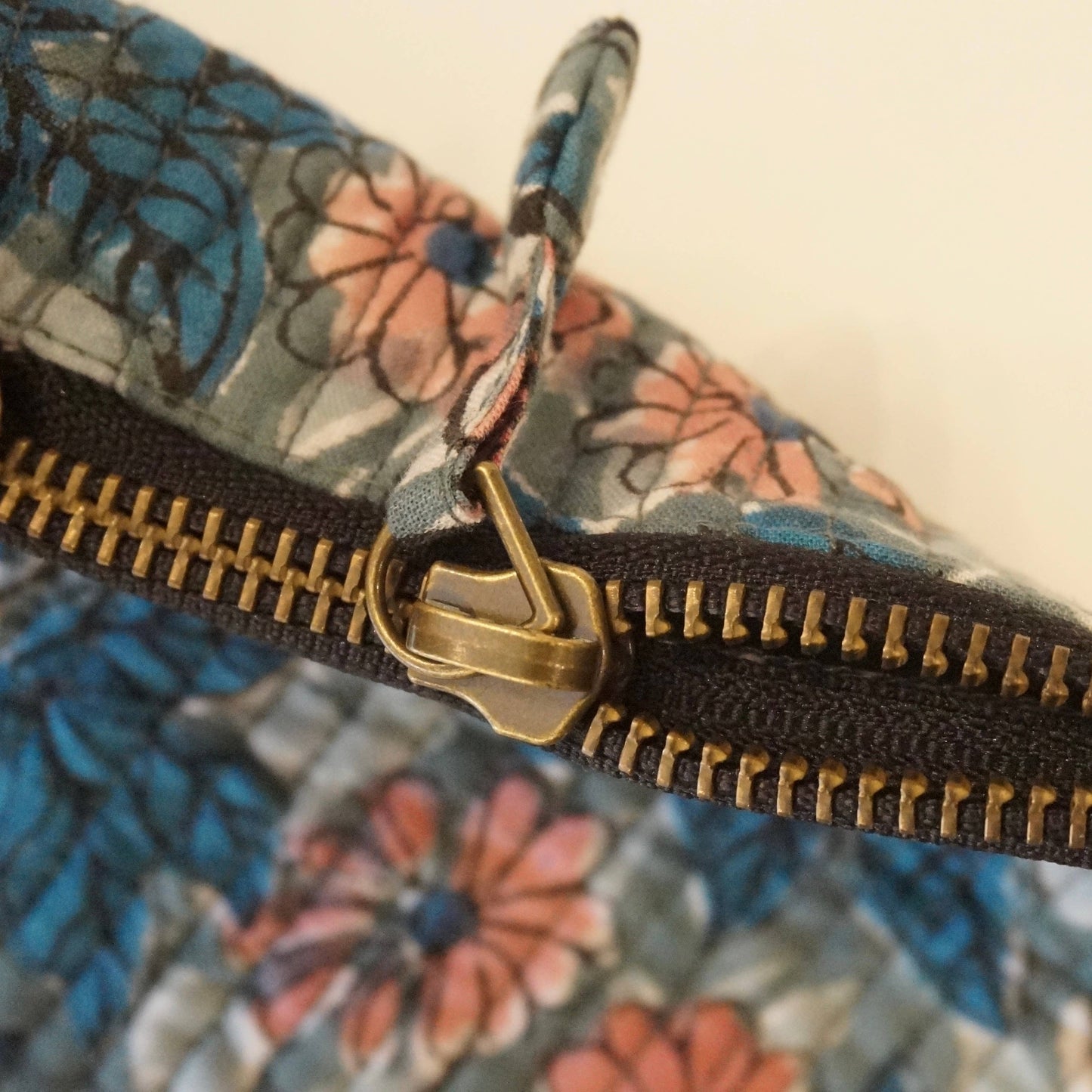 petite pochette en coton format 13x16 cm pour sac à main. Zoom sur le zip en bronze