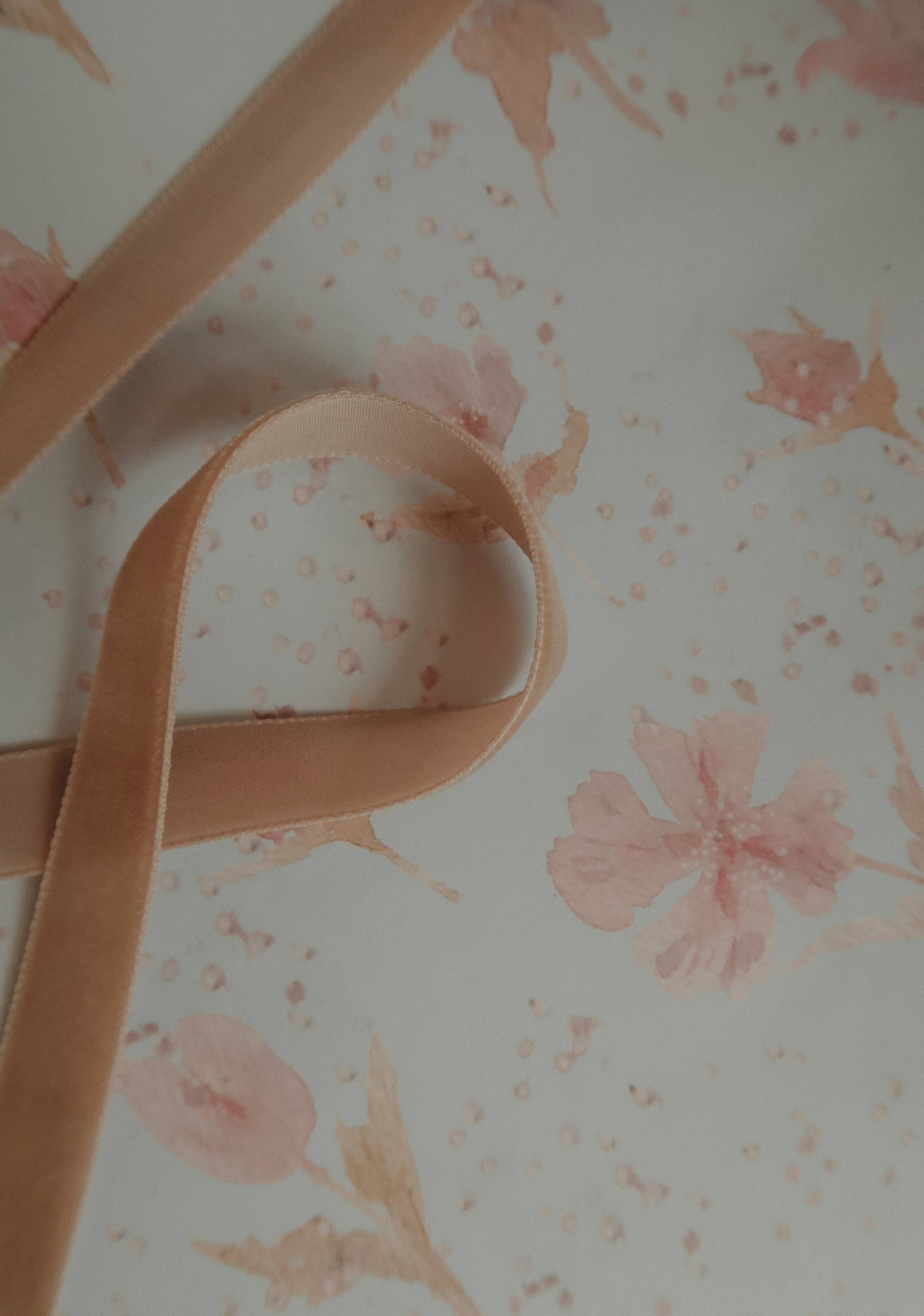 Gros plan sur le velours beige clair : un relief doux, légèrement satiné, qui capte la lumière et apporte une touche raffinée aux paquets les plus simples.