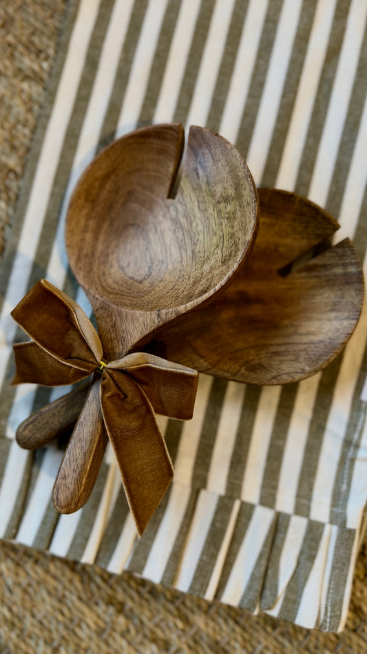 Cuillères en bois de manguier posées sur un un torchon à rayures, ustensiles artisanaux pour mélanger et servir