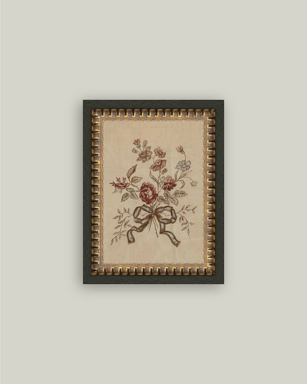 Affiche florale Tied in Bloom de Petal Lane Home, imprimée sur toile de coton et présentée dans un cadre noir et doré à l'ancienne, avec fleurs vieux rose et rouge ancien.
