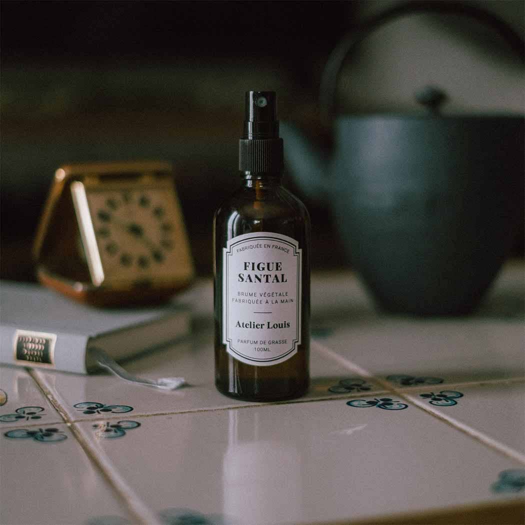 Flacon de parfum figue santal posé sur un plan de travail de cuisine