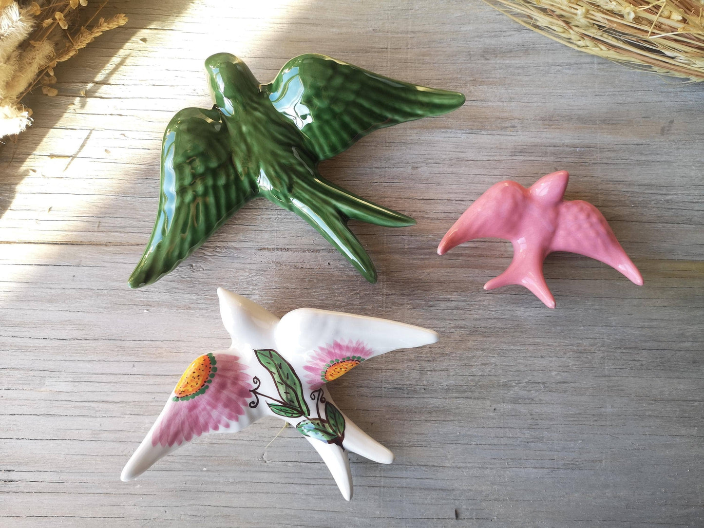 Lot de 3 hirondelles colorées. en céramique portugaise
