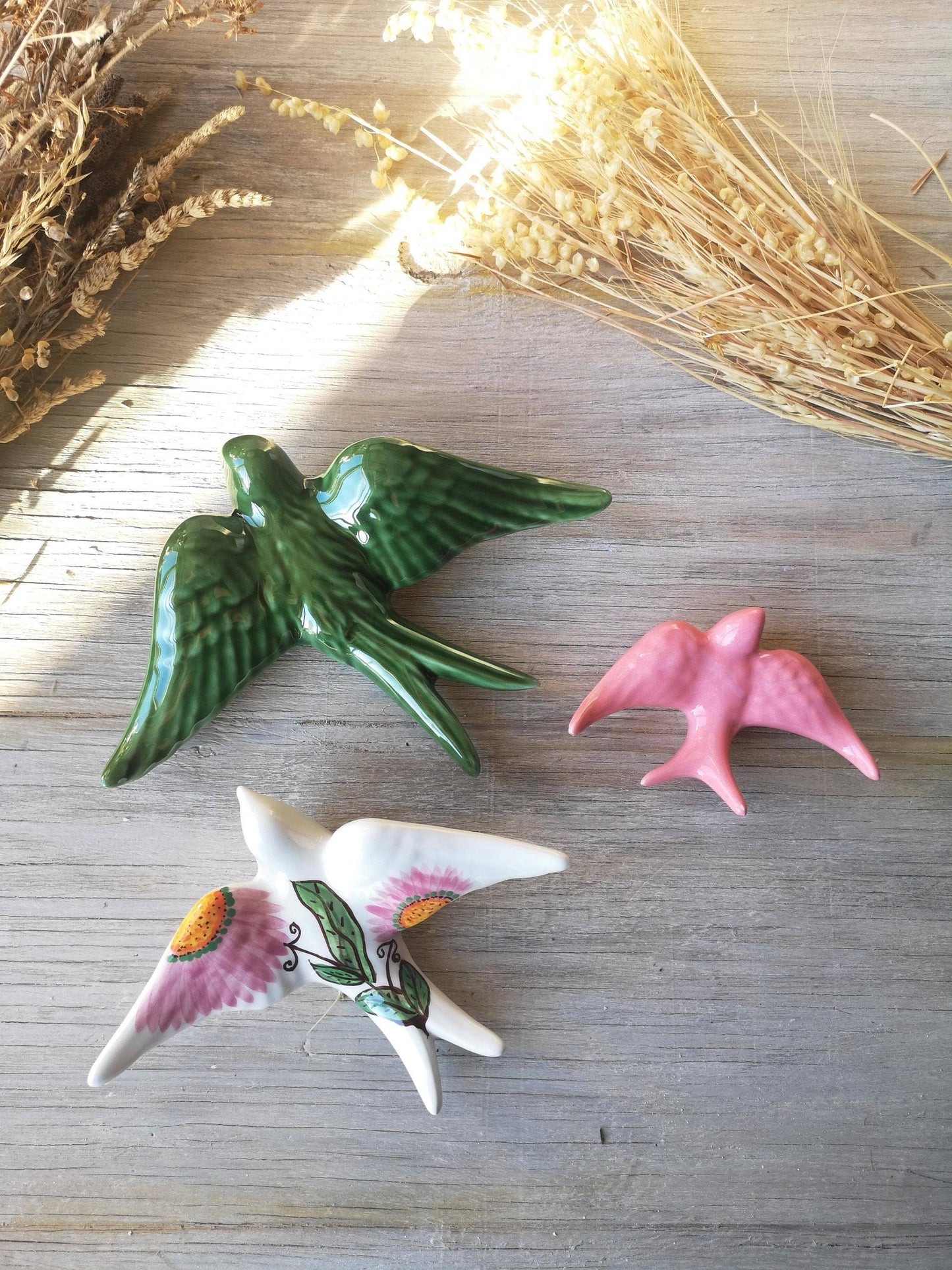 Lot de 3 hirondelles colorées. en céramique portugaise
