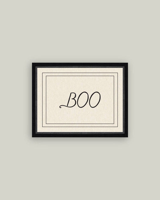 Affiche “BOO” sur toile encadrée, typographie élégante noire sur fond crème, décoration murale Halloween chic Madame Beaumont.