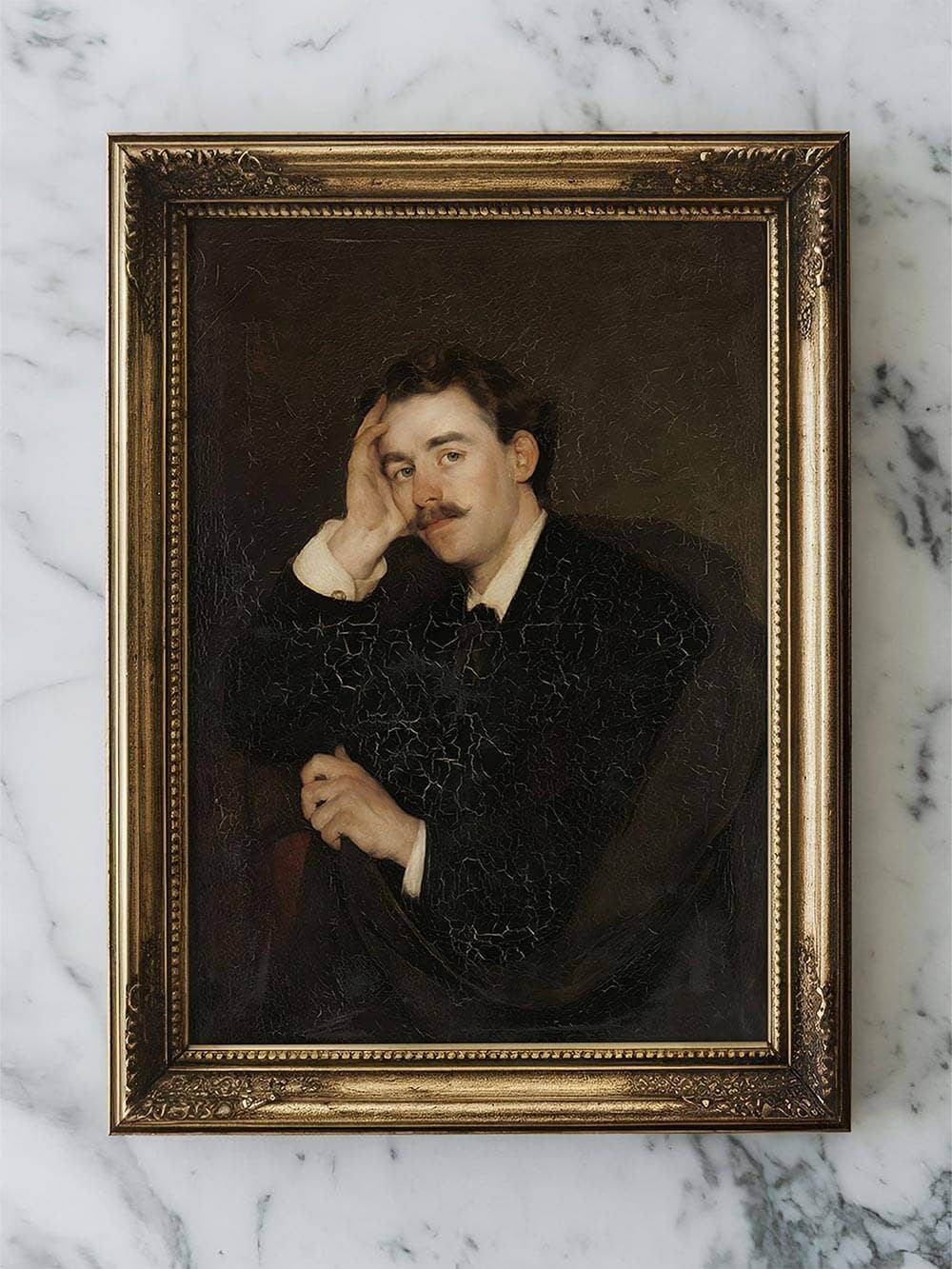 affiche encadrée par un tableau mouluré doré