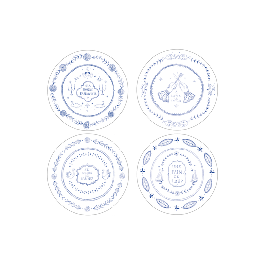 Set de quatre assiettes à dessert 19 cm illustrées d’expressions françaises en bleu.