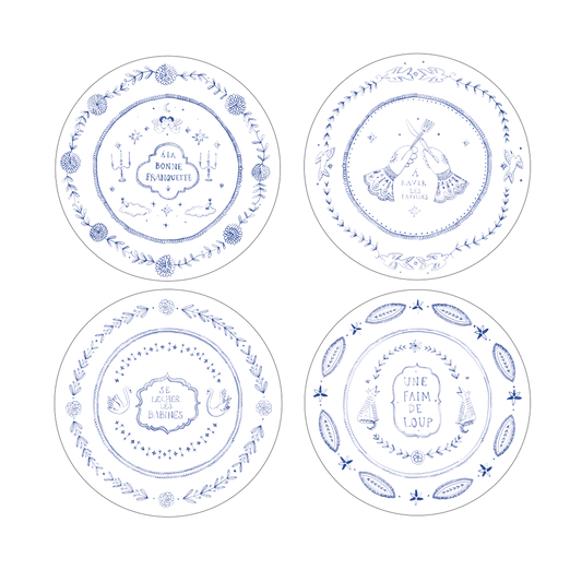 Set de quatre assiettes plates 26,7 cm illustrées d’expressions françaises en bleu.